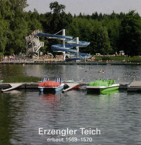 Blick auf den »Erzengler Teich« mit zwei Tretbooten