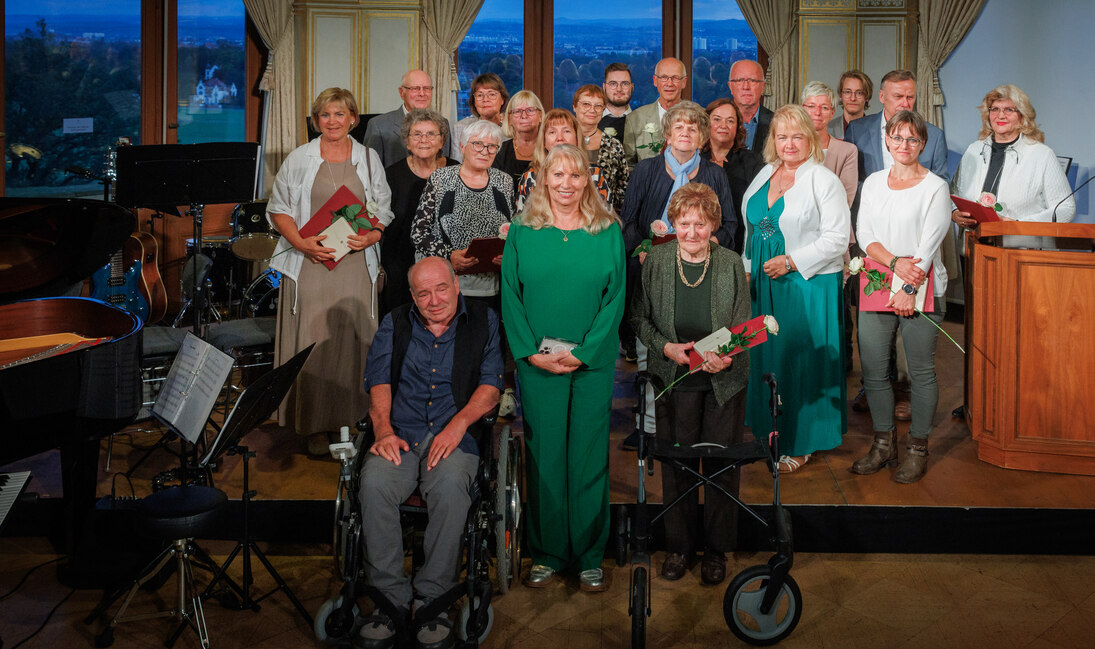 Gruppenfoto der Preisträger der Annen-Medaille 2024 mit Staatsministerin Köpping